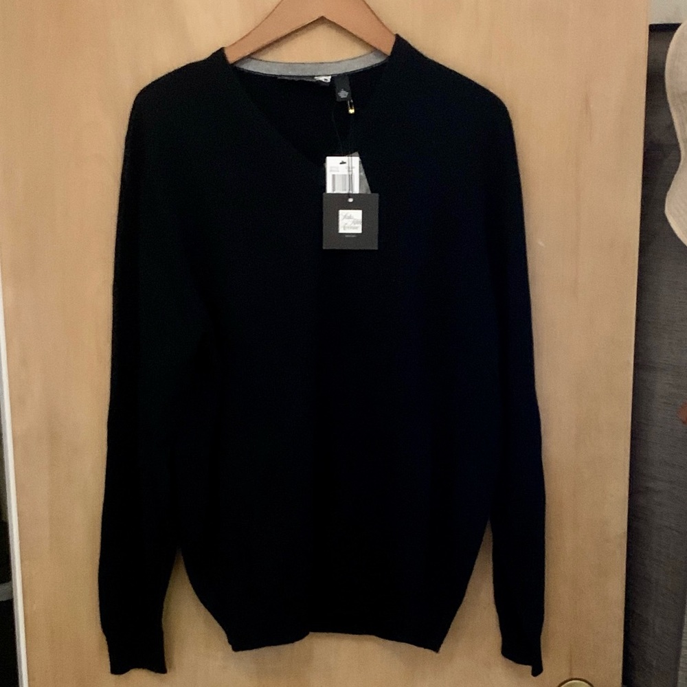Saks Fifth Avenue V-neck cashmere sweater black
